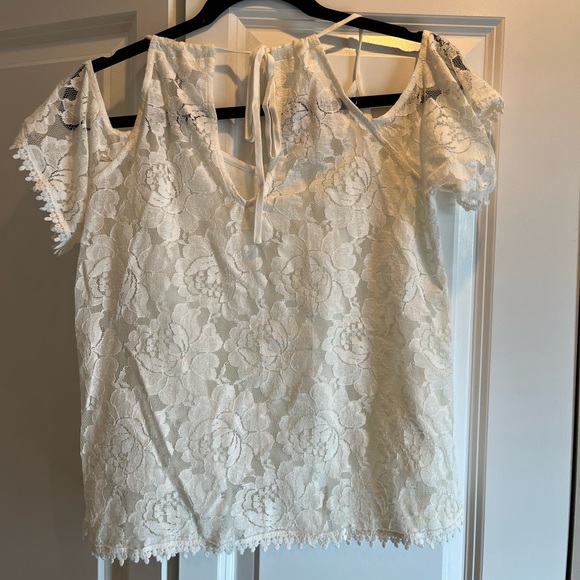 Lace top with peekaboo shoulders - Picture 2 of 3